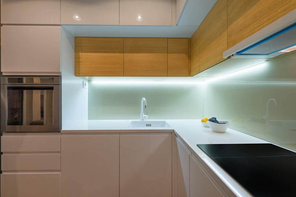 Подсветка рабочей зоны на кухне под шкафы: виды, особенности, варианты дизайна с фото, монтаж